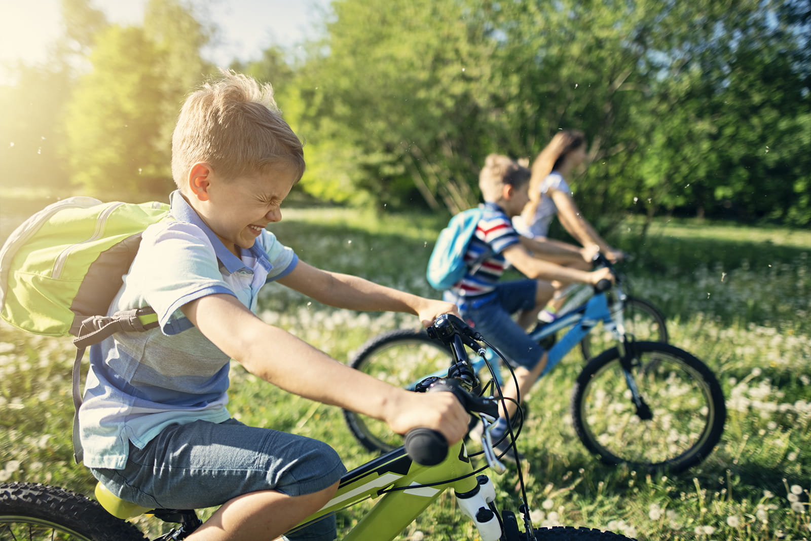 niños montando sus bicicletas