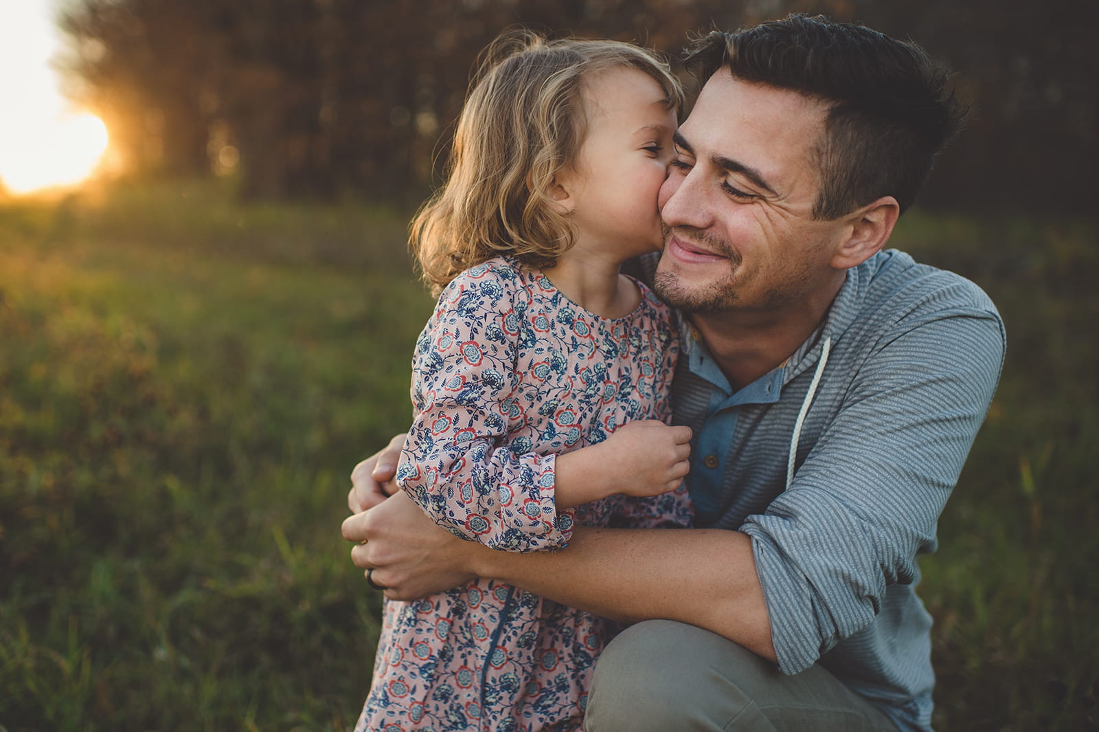 padre e hija abrazando