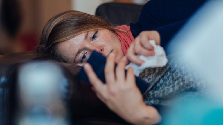 Mujer en un teléfono celular