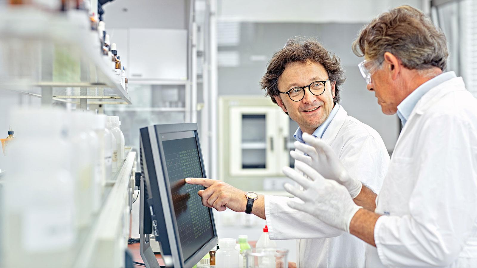 Cientificos trabajando
